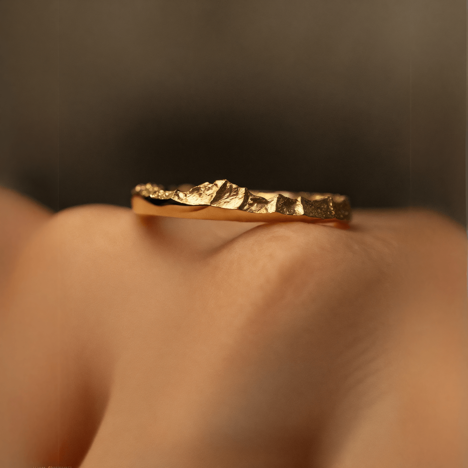 【Mt. Shasta】 Gold Hand-Engraved Mount Wedding Ring