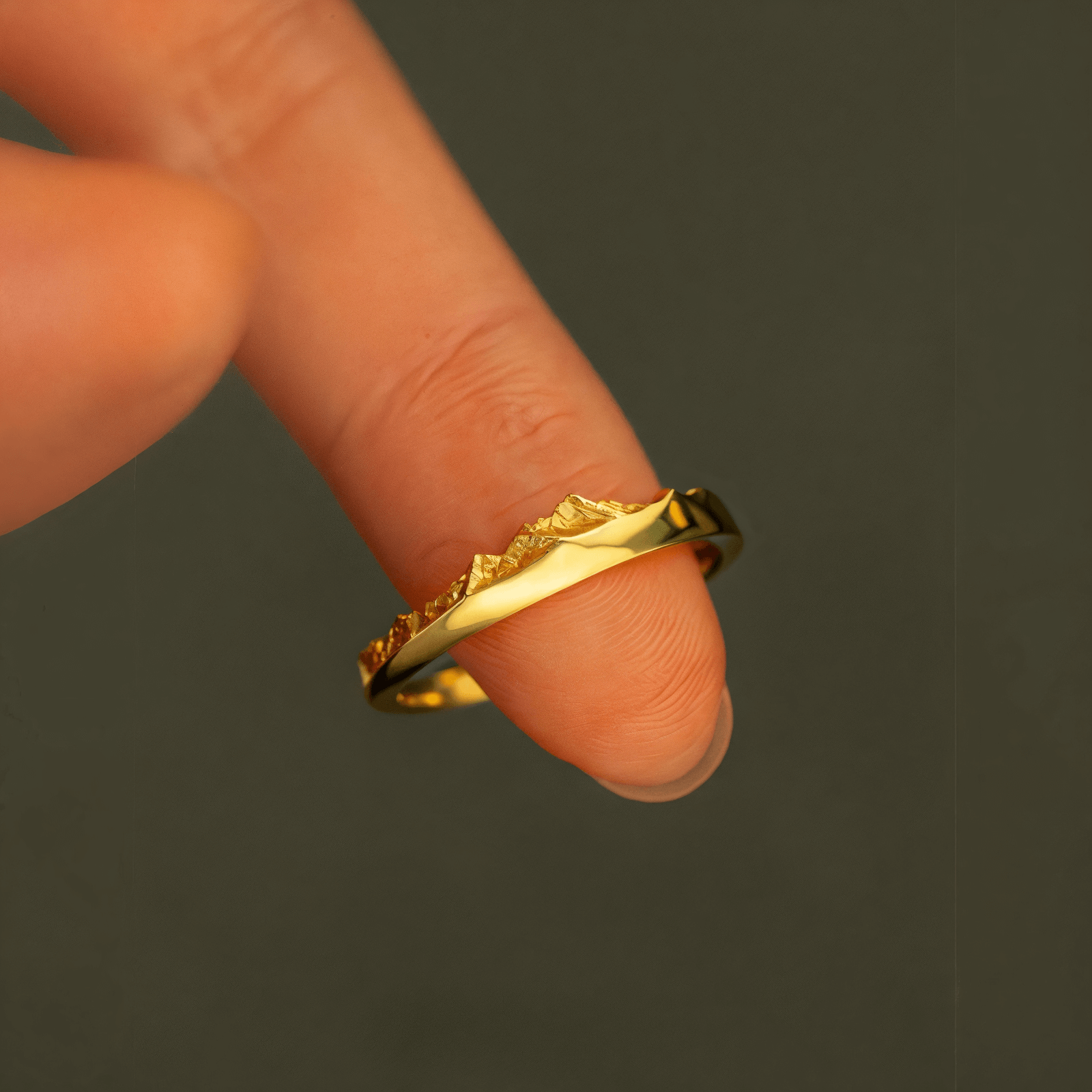 【Mont Blanc】Gold Hand-Engraved Mount Wedding Ring